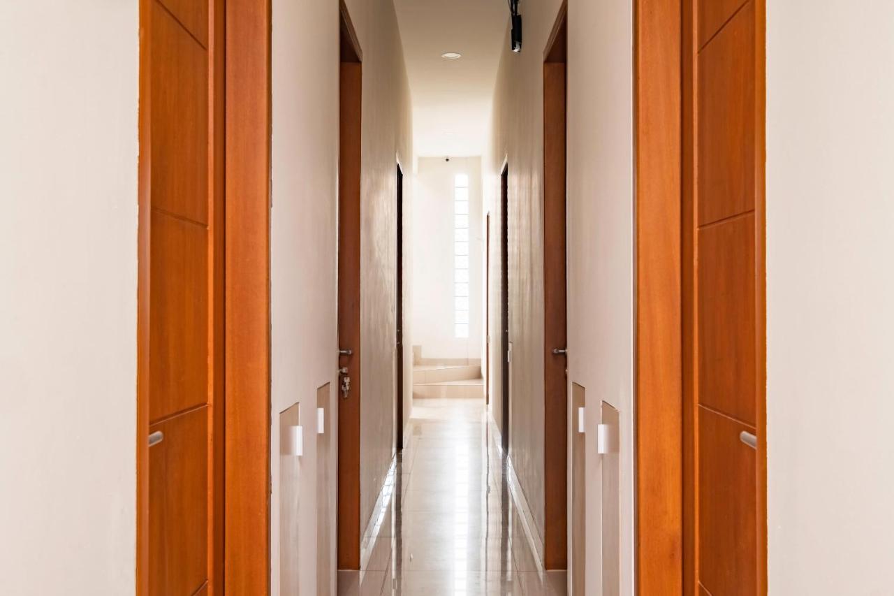 Oyo Life 2673 Rosewood Residence Karawang Exterior foto